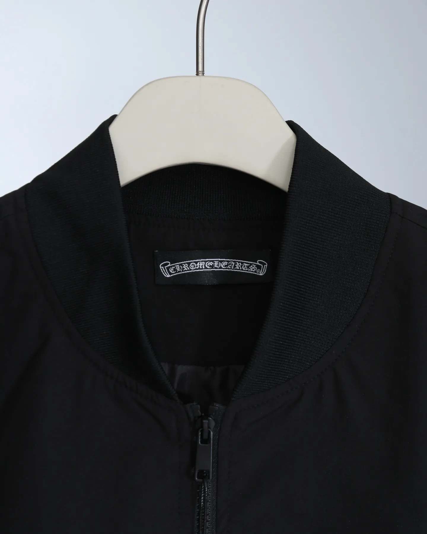 P310 Chrome Hearts / Chrome Hearts Beaded Baseball Jacket - Genuine pattern, 1:1 comparison of every detail! The upper body style is suitable for celebrities and Internet celebrities, and the style is loose and not flattering on the figure! - All accessories are made from molds. There are four cross rivets on the whole dress. The two cross rivets on the sleeves are definitely the biggest highlight this year! - The same style for men and women, no matter the body shape, the upper body is handsome! Color: Black Size: S-XL